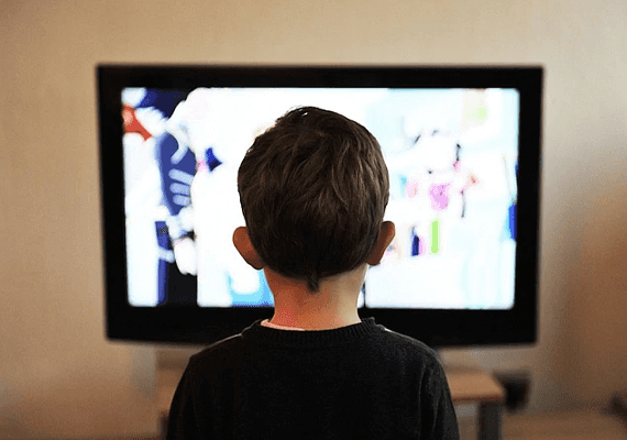 מלפפון או צ'יפס: קשר מפתיע בין צפייה בתכניות בישול לבין אורח חיים בריא בקרב ילדים