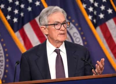 פאוול מסמן הורדת ריבית בספטמבר: האיזון משתנה מאינפלציה לפיטורים