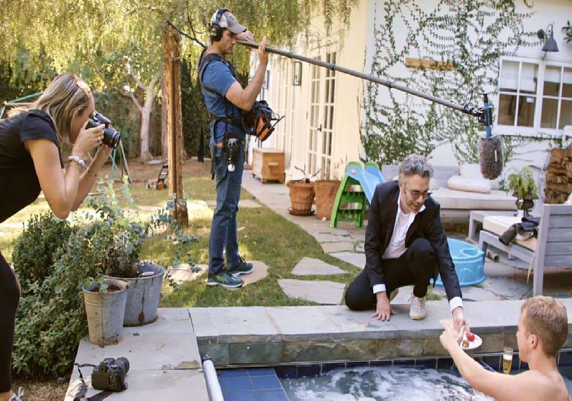 הדוקו החדש מבית HBO ״פייק מפורסמים״ מצליח לחשוף את האמת המכוערת מאחורי החיים הנוצצים של משפיעני הרשת 