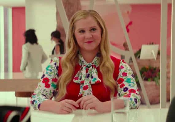 קולנוע: בסרט החדש, I Feel Pretty, איימי שומר עושה הכל כדי לכבוש את העולם 