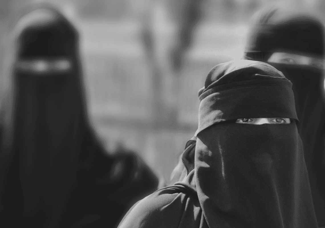  אל-קאעידה לנשים מוסלמיות: "בעלך הוא המנהיג – שבי ותיהני מזה"