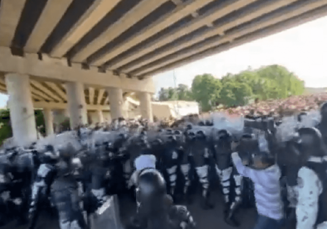 צפו: אלפי מהגרים מסתערים על חומה אנושית של שוטרים מקסיקנים – ועושים את דרכם לארה"ב