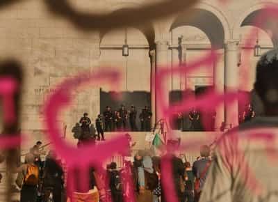 שופטת פדרלית עוצרת את מבצע הגירושים של טראמפ בלוס אנג'לס: הממשלה יוצאת למלחמה נגד עיר אמריקאית