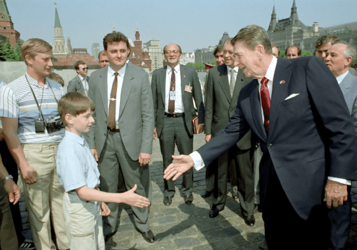 האם תמונה משנת 1988 מראה את פוטין מרגל אחר הנשיא רייגן?