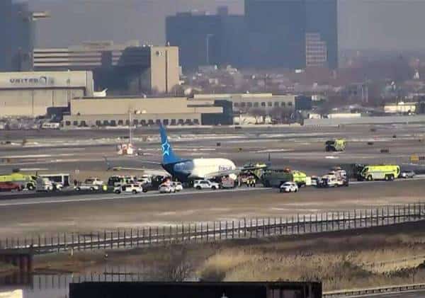 נחיתת חירום בניוארק בשל חשד לעשן במטוס, 2 נוסעים נפצעו
