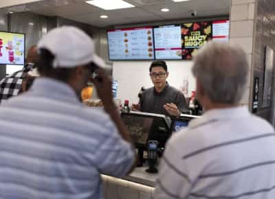 מאבק על יוקר המחיה: קליפורניה מעלה שכר מינימום, ולוס אנג'לס בוחנת זינוק חסר תקדים ל־30 דולר לשעה