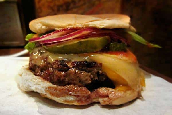 אוכלים בסוד: לא כל אחד יודע היכן נמצאת מסעדת ברגר ג'וינט הוותיקה, שמגישה המבורגר לאניני טעם 