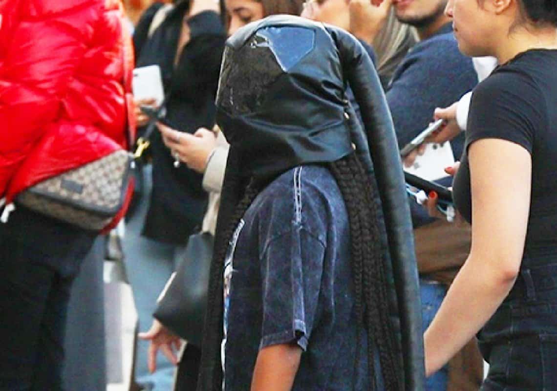 התפוח לא נופל רחוק: בתם של קניה ווסט וקים קרדשיאן גונבת את ההצגה בשבוע האופנה בפריז