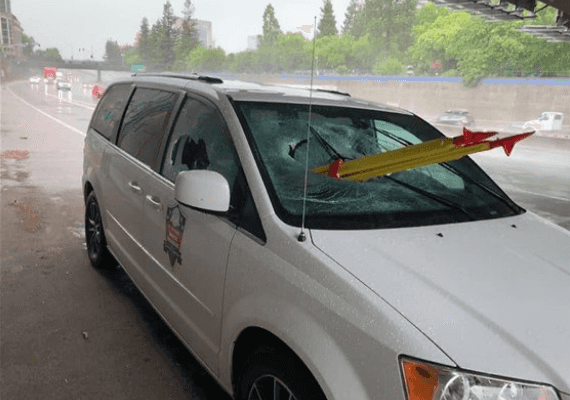 רגעי אימה בכביש המהיר: ציוד הנדסי שהושלך כמעט הרג נוסע במהלך הנסיעה