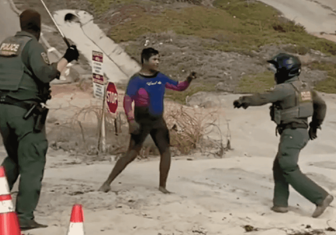 תיעוד מקליפורניה: מהגר בלתי חוקי מתגרה ומנסה לתקוף סוכן משמר הגבול