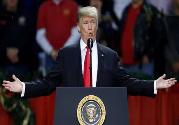 קרב הענקים של ארה"ב נמשך: המועמדים חולבים את נושא החיסון למגיפה, במלחמה על התפקיד לנשיאות 