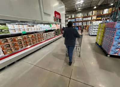 אמריקה על הקצה: רבע מהמשפחות חיות ללא חיסכון – ומשבר היוקר מאיים לבלוע דור שלם