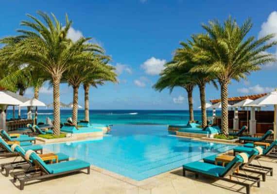  קיץ על החוף: האיים הקריביים הופכים לאוצר של מקום בתקופה זו של השנה, עם מחירים נוחים ופסטיבלים