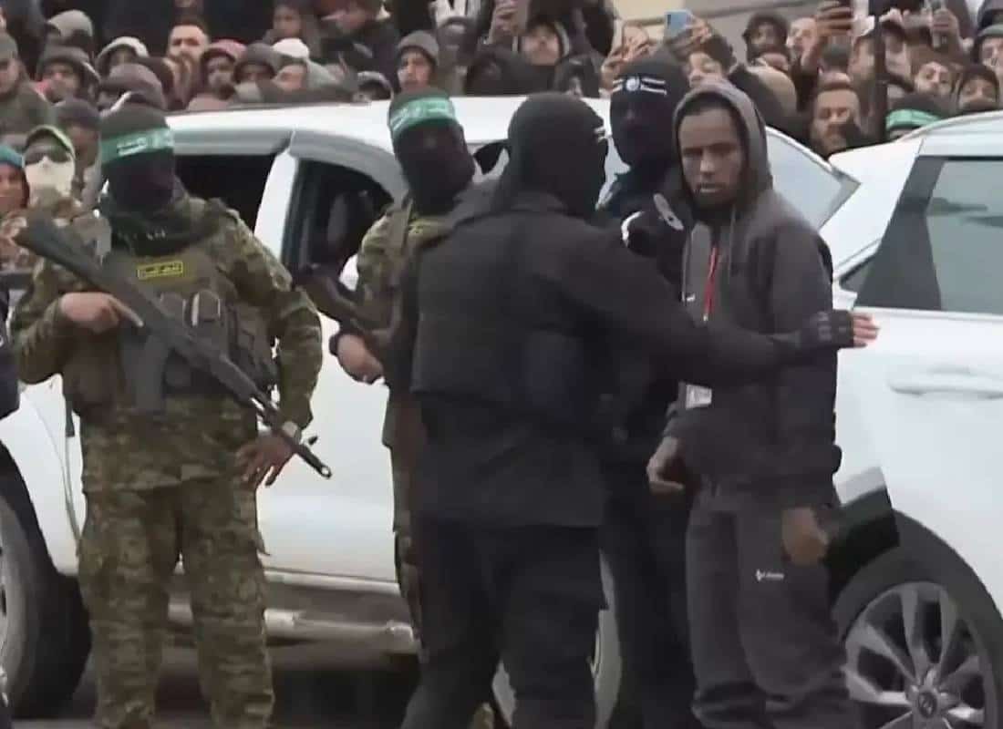 התרגשות עצומה: עומר, אליה ועומר נמסרים לידי הצלב האדום, אברה וטל הגיעו לישראל