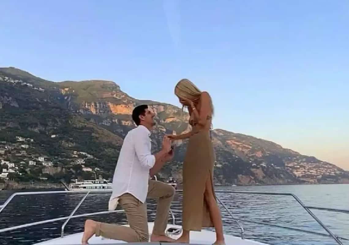 מזל טוב: שוער ריאל מדריד כרע ברך והציע נישואים לבת זוגו הישראלית 