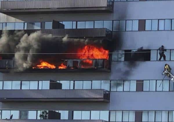 נסיונות ההצלה כשלו: השריפה ברב-קומות בלוס אנג'לס גבתה קורבן ראשון