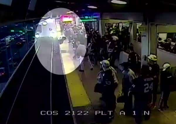 נוסע מעד מרציף הרכבת, תגובתו המהירה של אחד העובדים מנעה אסון