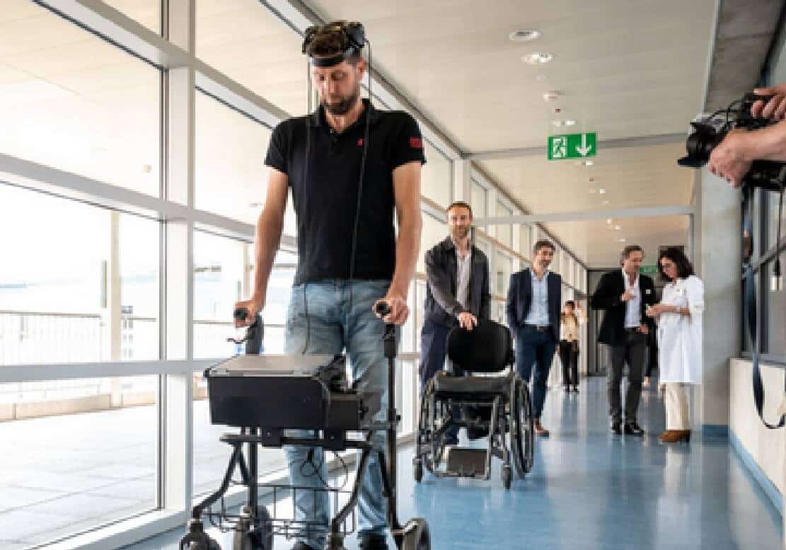 לראשונה בהיסטוריה: אדם משותק החל ללכת הודות לשבב 'מוח - חוט שדרה' חדשני