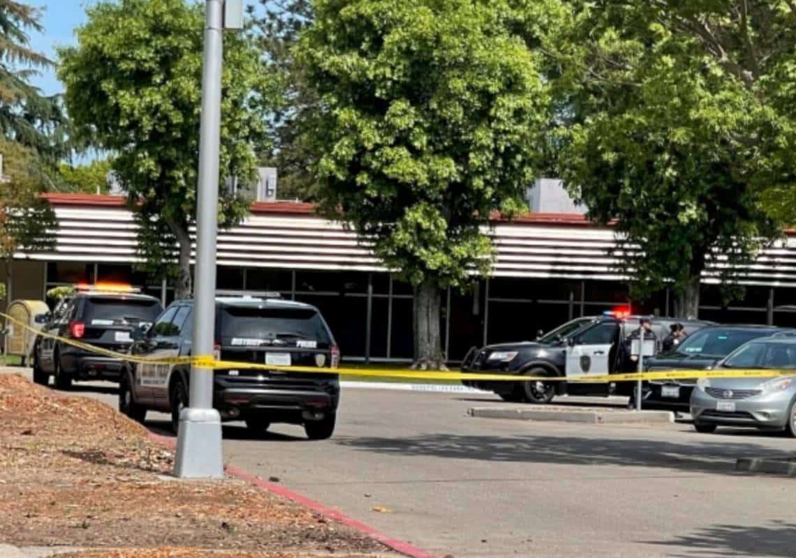 "לא אירוע אקראי": גבר פרץ לתיכון בקליפורניה ודקר למוות נערה בת 15