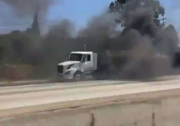 לוס אנג'לס: מיכלית דלק עלתה באש בכביש 405, עומסי תנועה כבדים נרשמו במקום