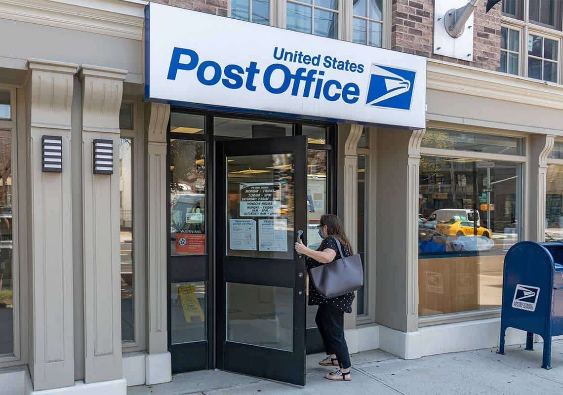 עקצו את ניו יורק: תרמית המיליונים של דוורית ובן זוגה