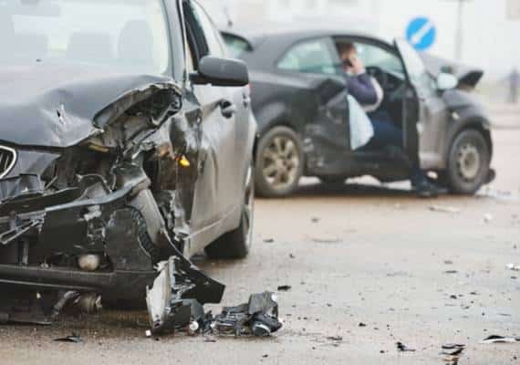 לוס אנג'לס: אישה עמדה על המדרכה ונהרגה כשמכונית נפלה עליה