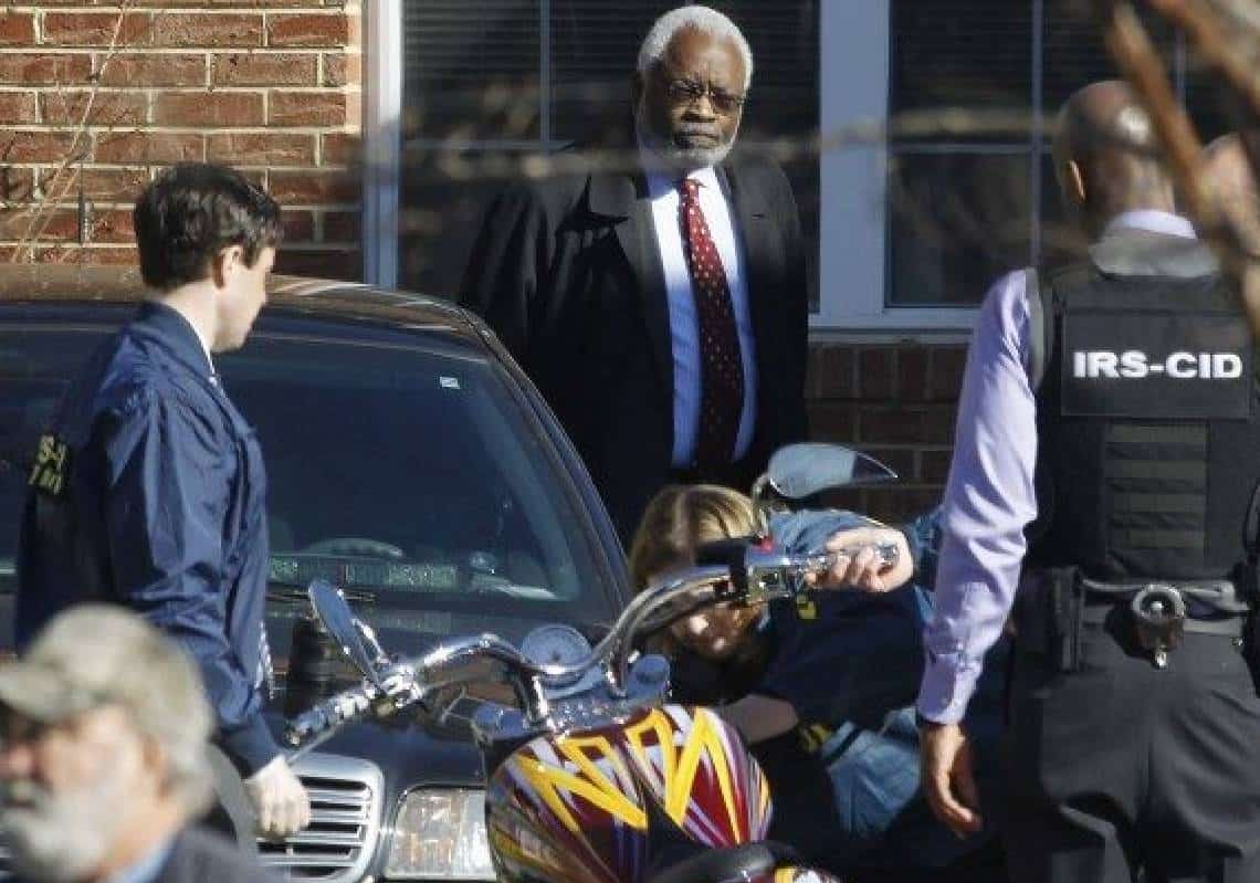 מס ההכנסה האמריקאי תופס רובים: "מחפשים סוכנים מיוחדים שישאו נשק חם ויהיו מוכנים להשתמש בכוח קטלני"