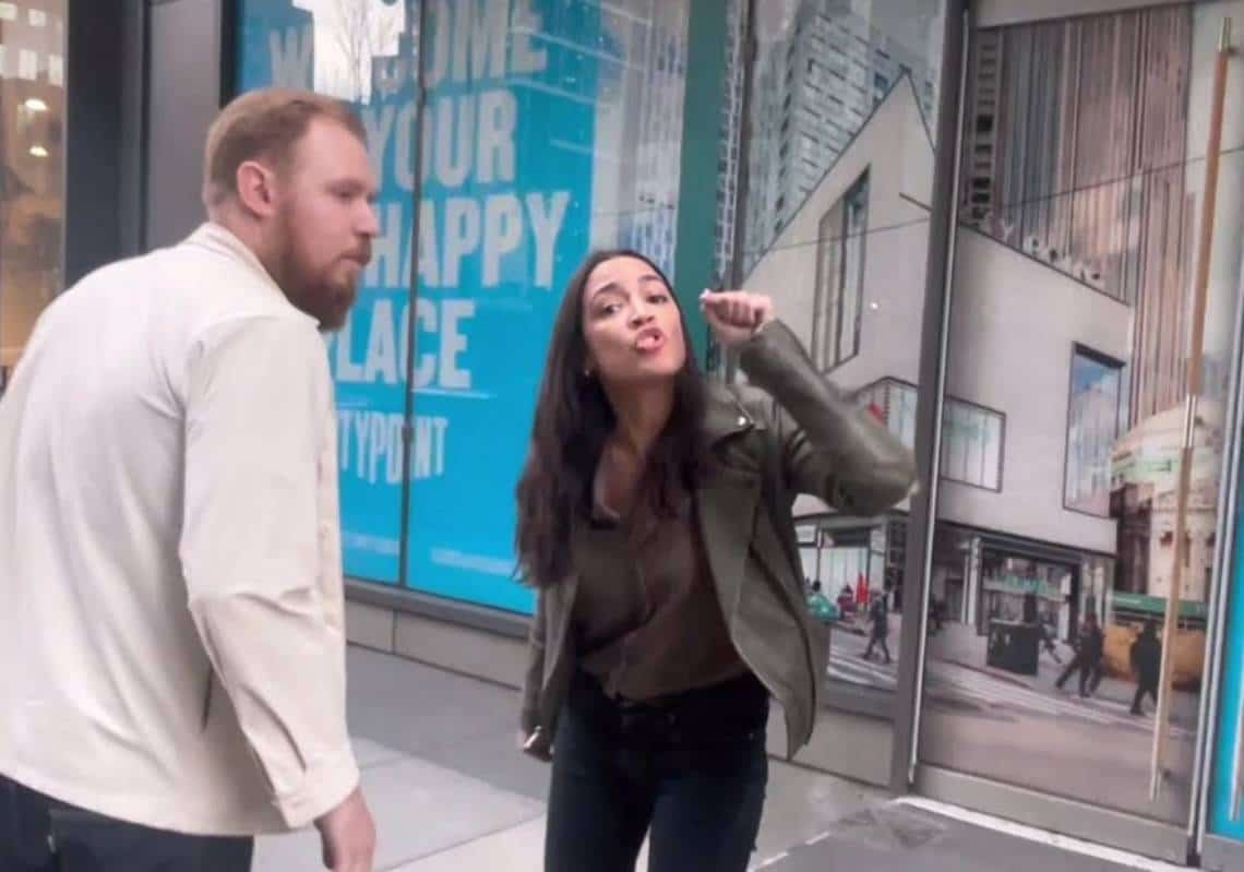 צפו: מפגינים אנטי-ישראלים מטרידים ברחוב את אלכסנדריה אוקסיו-קורטז (AOC) - "תגידי שזה רצח עם"