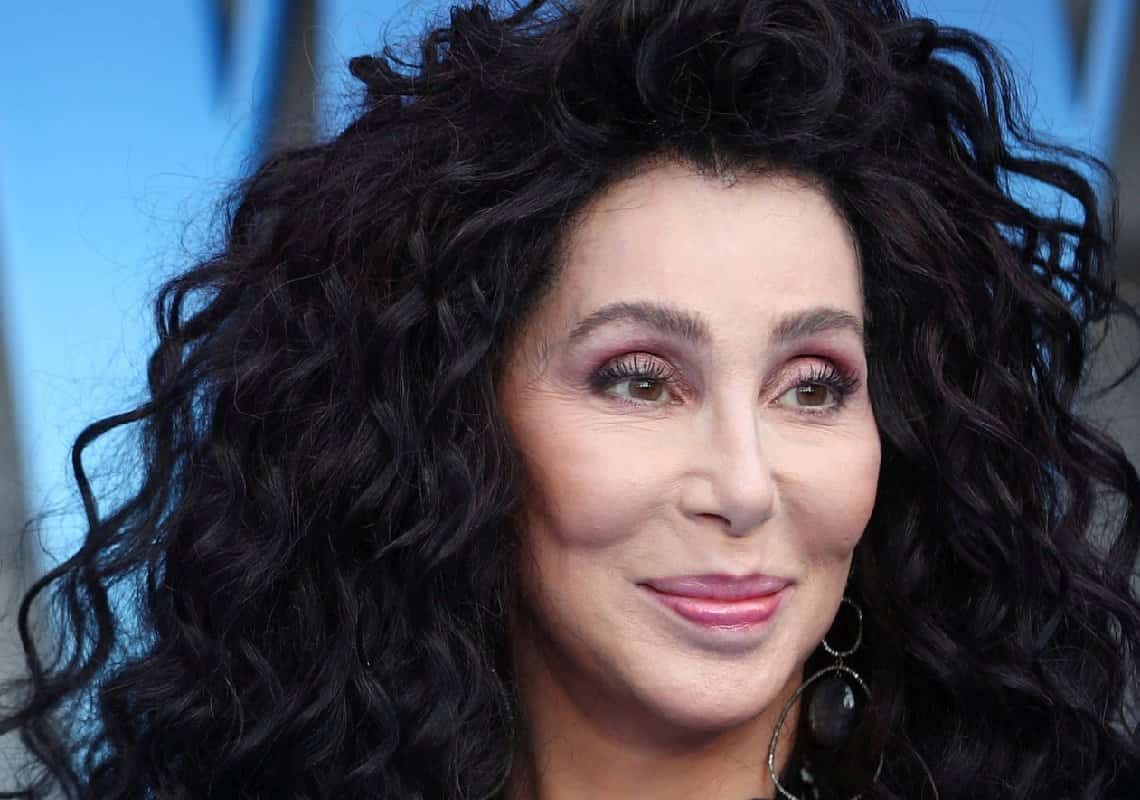 עכשיו זה רשמי: שר מאשרת את הזוגיות הטריה עם בחור הצעיר ממנה ב-40 שנה