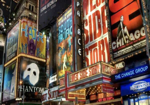 ניו יורק: תושב מנהטן נעצר לאחר שהטריד מינית צעירות מחוץ לתיאטרון בברודווי