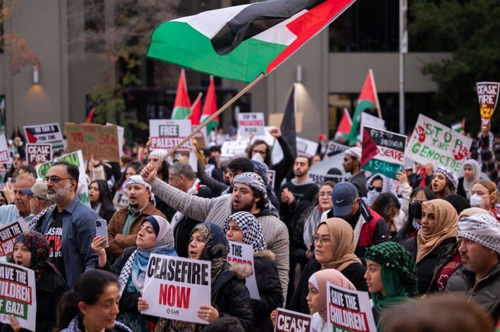 ‏מפגינים אנטי-ישראלים פלשו לוועידה הדמוקרטית בקליפורניה בקריאה למפלגה לדרוש הפסקת אש בעזה