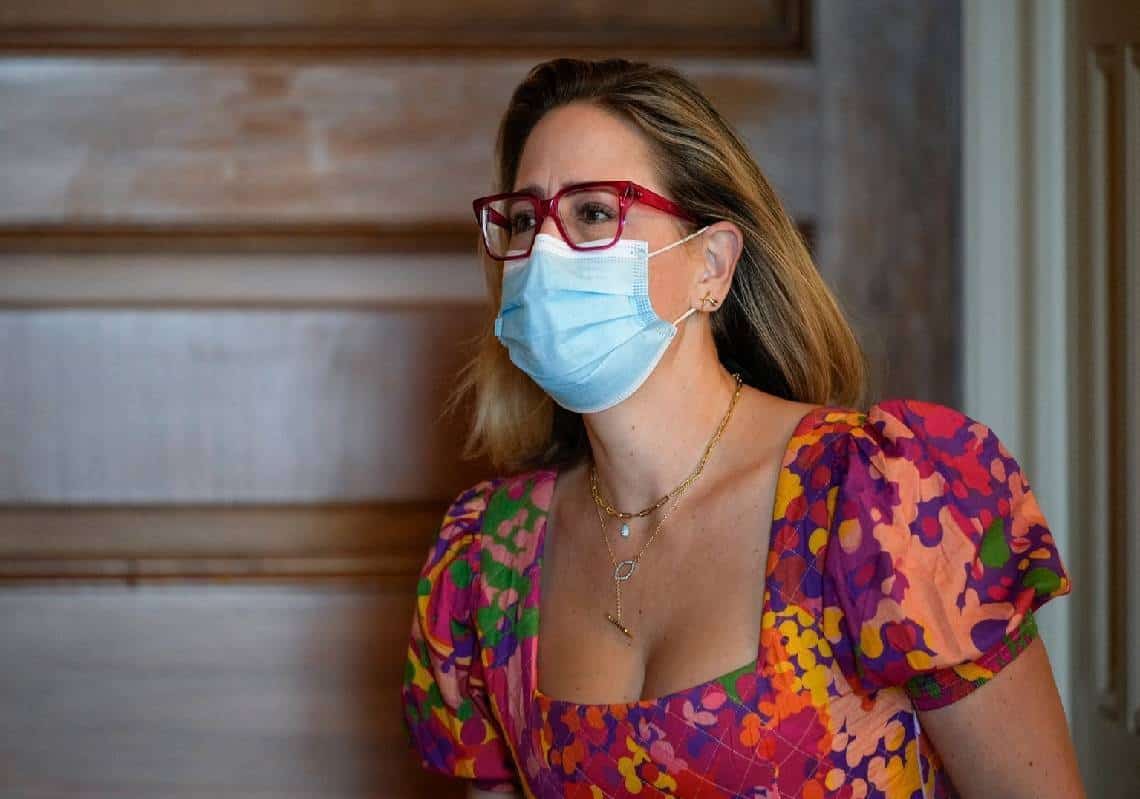 הסנאטורית נאלצה להסתתר בשירותים מפעילי שמאל קיצוני