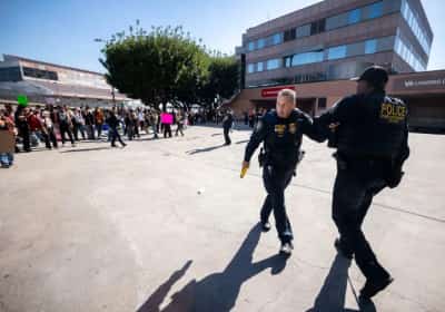 משטרת לוס אנג'לס באזהרה חריגה להורים: "יהיו לכך השלכות משפטיות"
