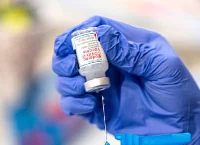 סערה סביב חיסוני הקורונה: מינהל המזון והתרופות האמריקאי בוחן חשד לקשר למקרי מוות – מומחי בריאות דורשים הוכחות