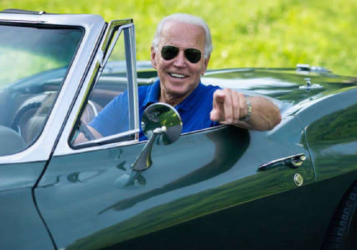 מכה לנהגי מכוניות המונעות בבנזין: ממשל ביידן מתכנן שורת נהלים וסנקציות חדשות 