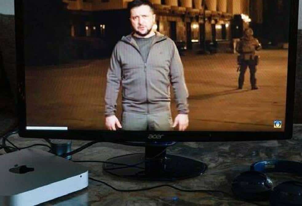 זלנסקי מהדק שליטתו בתקשורת - מבקרים כבר מכנים אותו בשם 'דיקטטור'