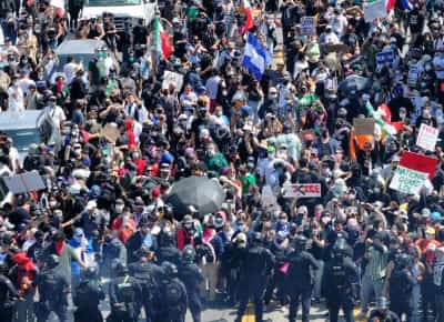 הגסת' חושף: המשמר הלאומי יתפרס למדינות נוספות. מחאות נגד פשיטות ההגירה ממשיכות להתפשט לערים ברחבי ארה"ב