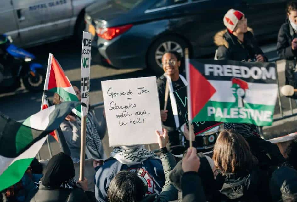 מפגינים אנטי-ישראלים סגרו את השדרה החמישית כאשר ביידן מכנה את טראמפ "איום קיומי" במסע גיוס תרומות בניו יורק