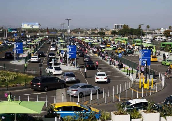 שיבושים רבים והמתנות מתישות: מתחם התחבורה החדש ב-LAX נפתח ברגל שמאל