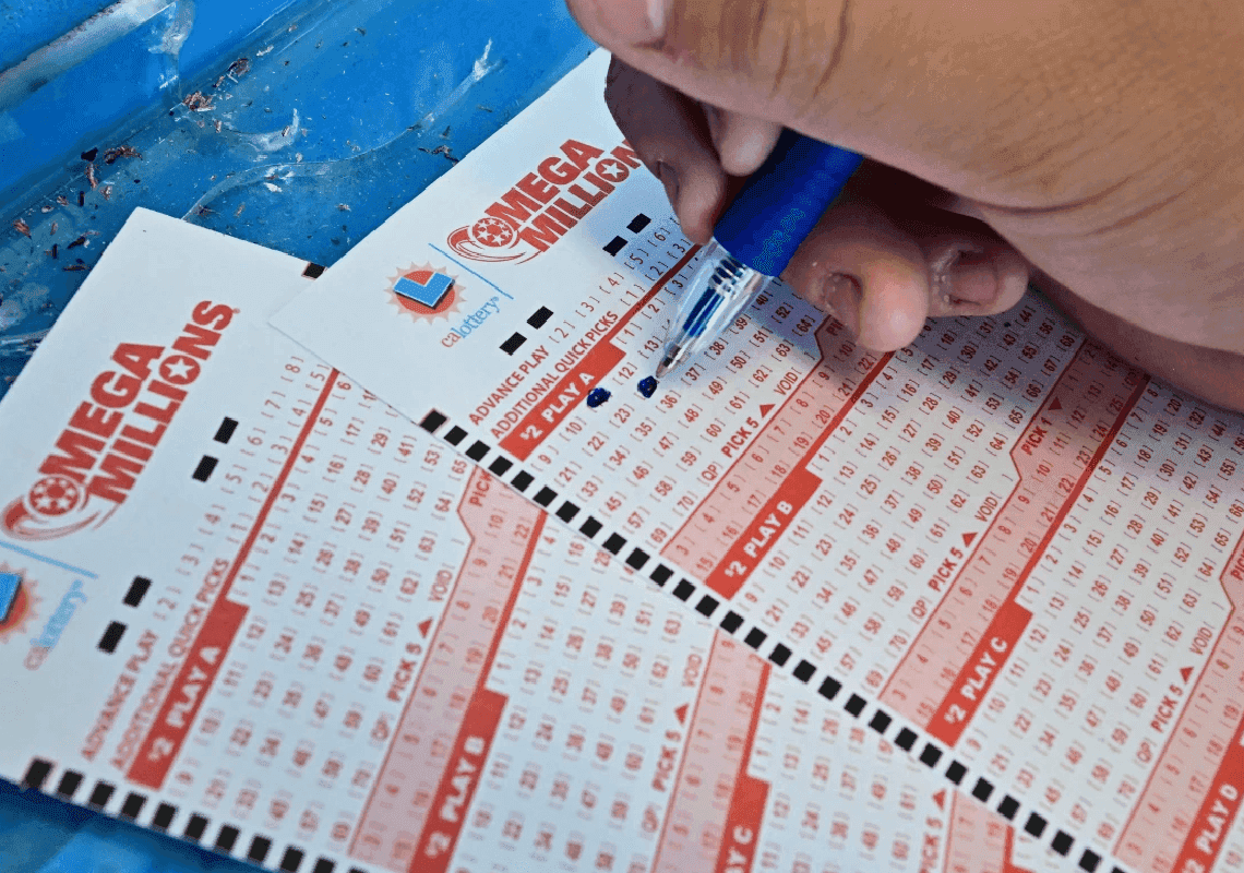 הבלתי אפשרי קרה: שני כרטיסים שזכו בקופה של כ-400 מיליון דולר - נרכשו באותה תחנת דלק באל.איי