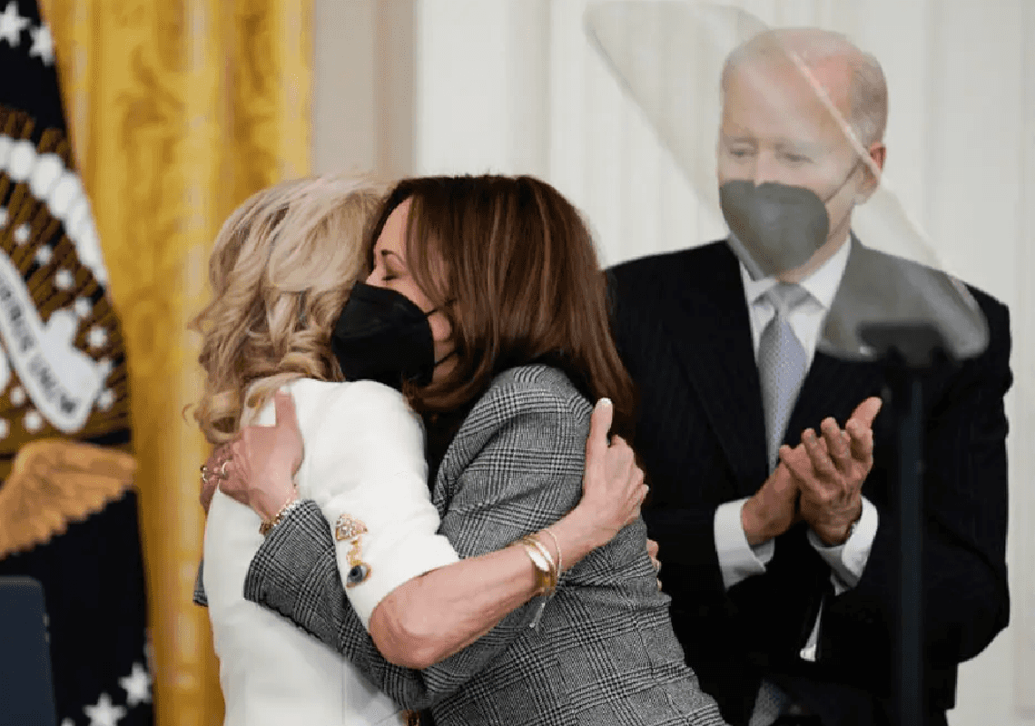 צפו: ביידן מתבלבל בין אשתו לסגנית הנשיא