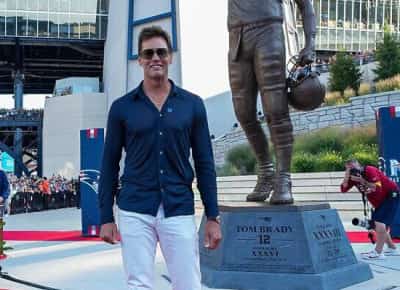 טום בריידי ענד סיכה נגד אנטישמיות במעמד חשיפת הפסל בדמותו