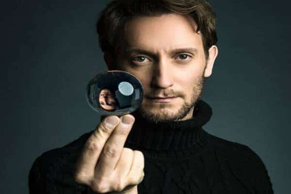 חגיגה על חושית: שניה לפני שהוא עלה על הטיסה להופעה במיאמי, עצר ליאור סושרד לראיון קצר 