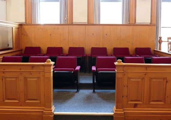 המושבע הפך לנאשם: תושב פלורידה לא התעורר למשפט ונשלח למאסר 