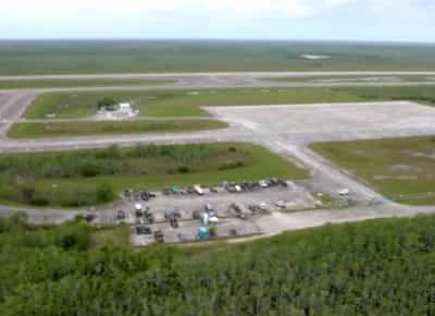 אלקטרז התנינים: פלורידה בונה מתקן מעצר ענק למהגרים באוורגליידס