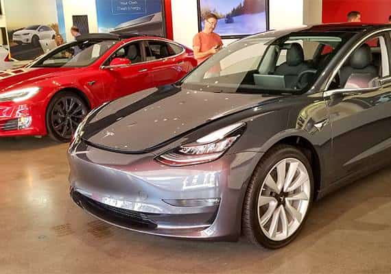 המטרה מקדשת את האמצעים? טסלה הסירה 2 צבעים בשם ההתייעלות