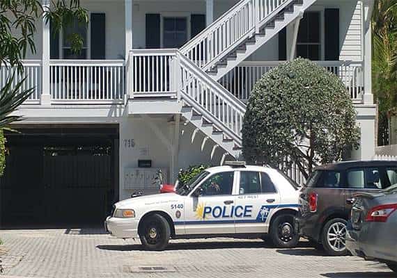 מיאמי: שוטר הגיע למסור צו פינוי ומצא גופות בדירה