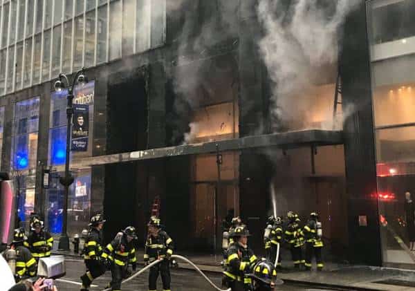 ניו יורק: שריפה פרצה ברב-קומות במידטאון