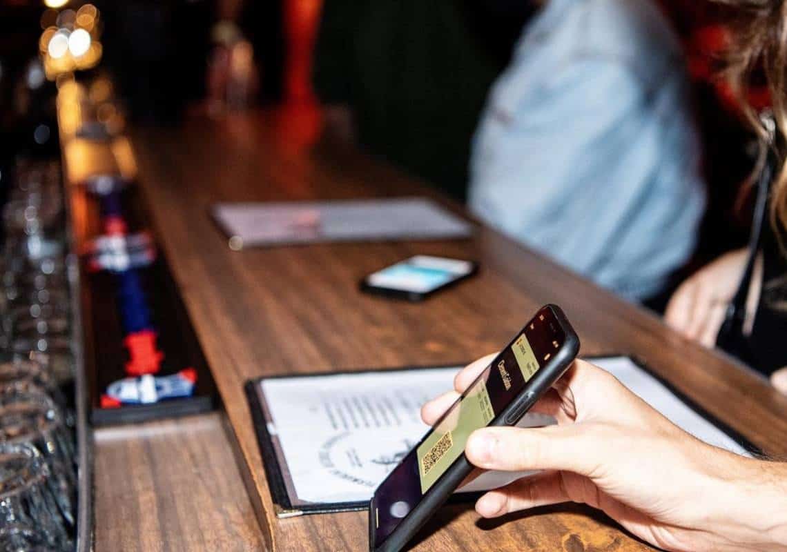 החל מהלילה: חובה להציג תעודת התחסנות בכניסה לברים ומועדונים במחוז לוס אנג'לס