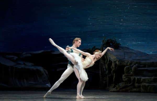 תתחילו בזה: אין כמו בלט קלאסי, בסגנון "אגם הברבורים", כדי לסיים שבוע או כדי לפתוח אחד חדש